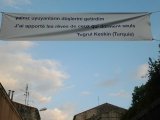 Banderole de Tugrul Keskin dans une rue de Sète